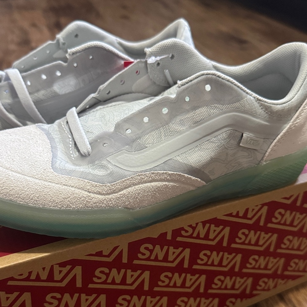 Vans White Ave pro sneakers with teal colored ultimate waffle Sole (brand new)